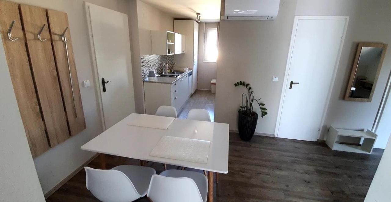 Ancsi Apartmanhaz Balatonlelle Exterior photo